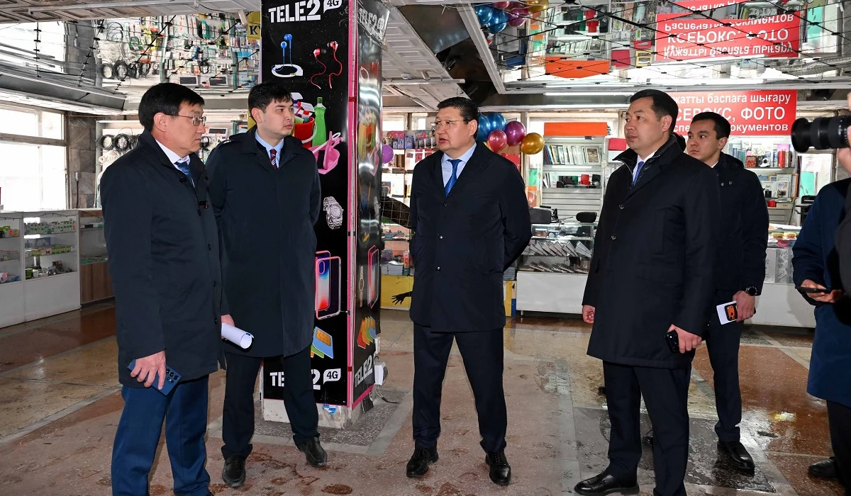 Абай облысының әкімі Семейдегі сауда орталықтарын аралап шығып, кәсіпкерлерге ескерту жасады