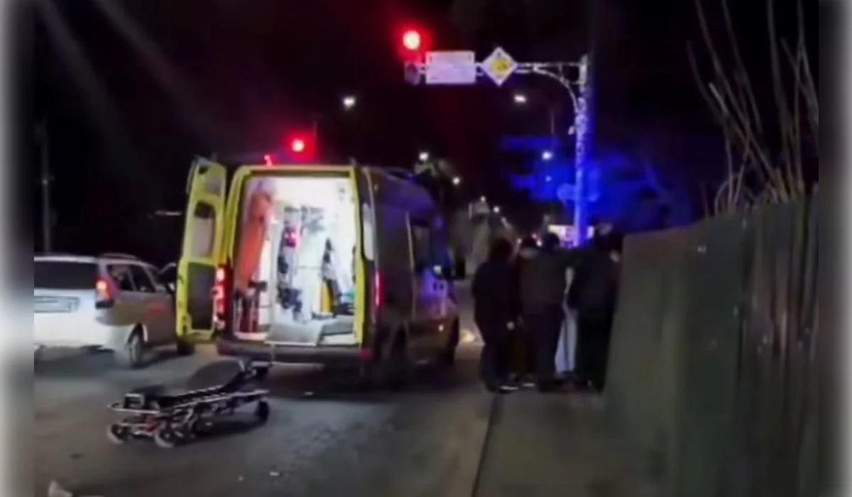 Екі бала қоршаудан әрі ұшып кеткен: Талдықорғанда жантүршігерлік жол апаты болды (ВИДЕО)