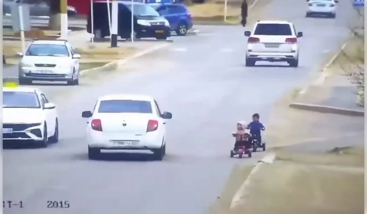 Атырау облысында жол бойына велосипедімен шығып кеткен екі бүлдіршінді көлік қағып кете жаздады (ВИДЕО)