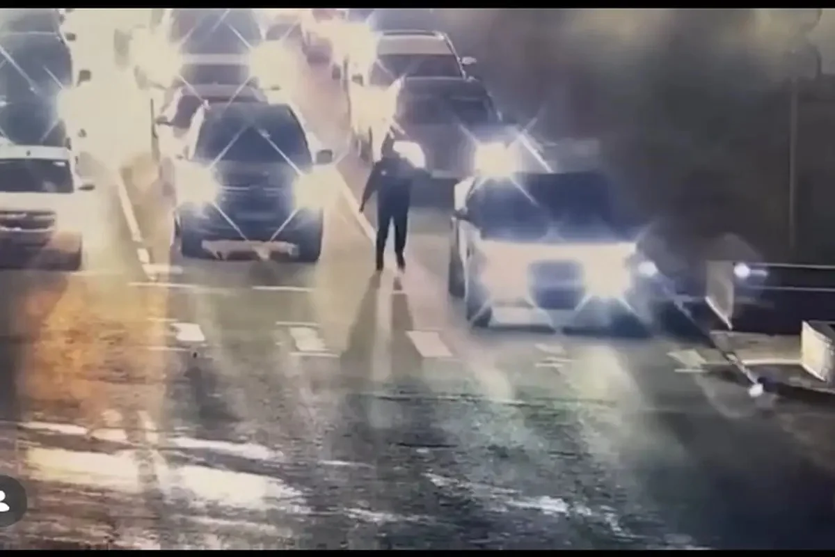 Астанада 14 жастағы жасөспірім Tesla тізгіндеп, полициядан қашпақ болған (ВИДЕО)