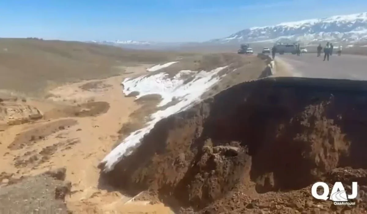 КСРО заманынан қалған: Алматы облысында қар суы жүздеген көлік қатынайтын тасжолды шайып кетті (ВИДЕО)