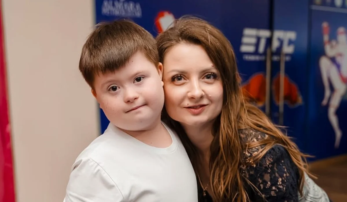 «Бес жылда Қазақстан мен күткеннен де көп өзгеріс жасады»: ерекше баланың анасы инклюзияның қалай дамып жатқанын айтып берді