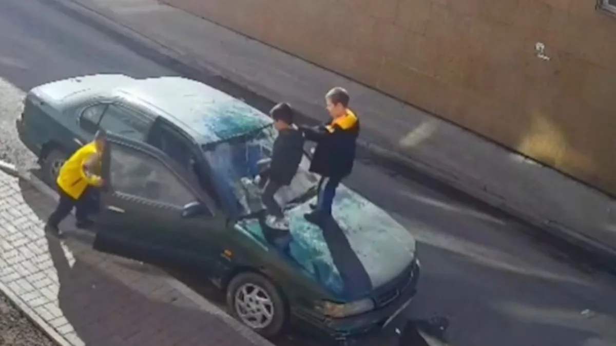 Астанада бір топ бала аулада тұрған көліктің үстіне шығып, күл-талқанын шығарды (ВИДЕО)