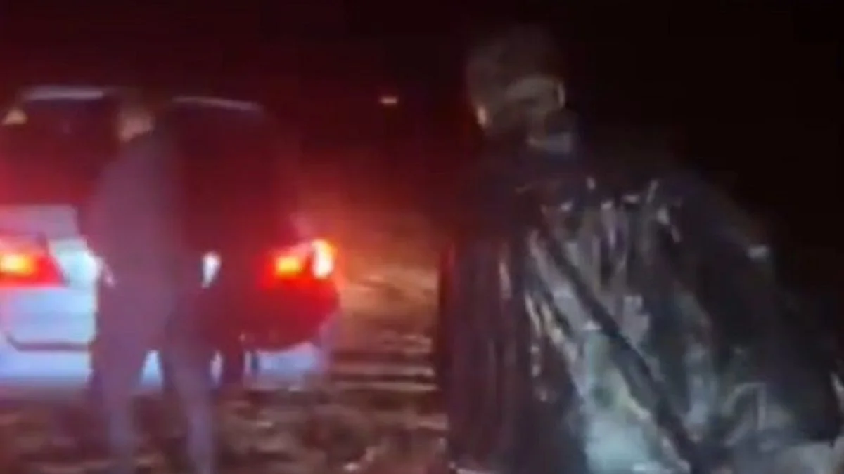 Маңғыстауда шетелдік турист жаңбырлы түні Ақтауға дейін жаяу кетіп бара жатқан (ВИДЕО)