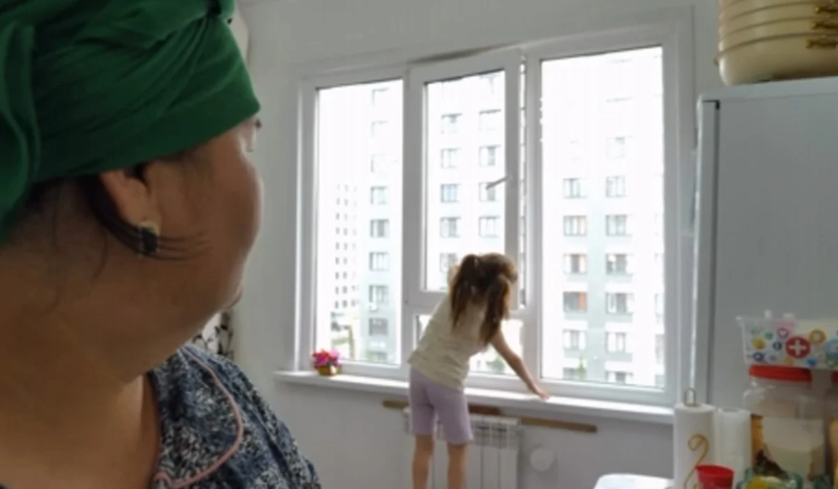 Кәсіпкер Астанадағы көпбалалы отбасылардың терезелеріне тегін блокиратор орнатып берген (ВИДЕО)