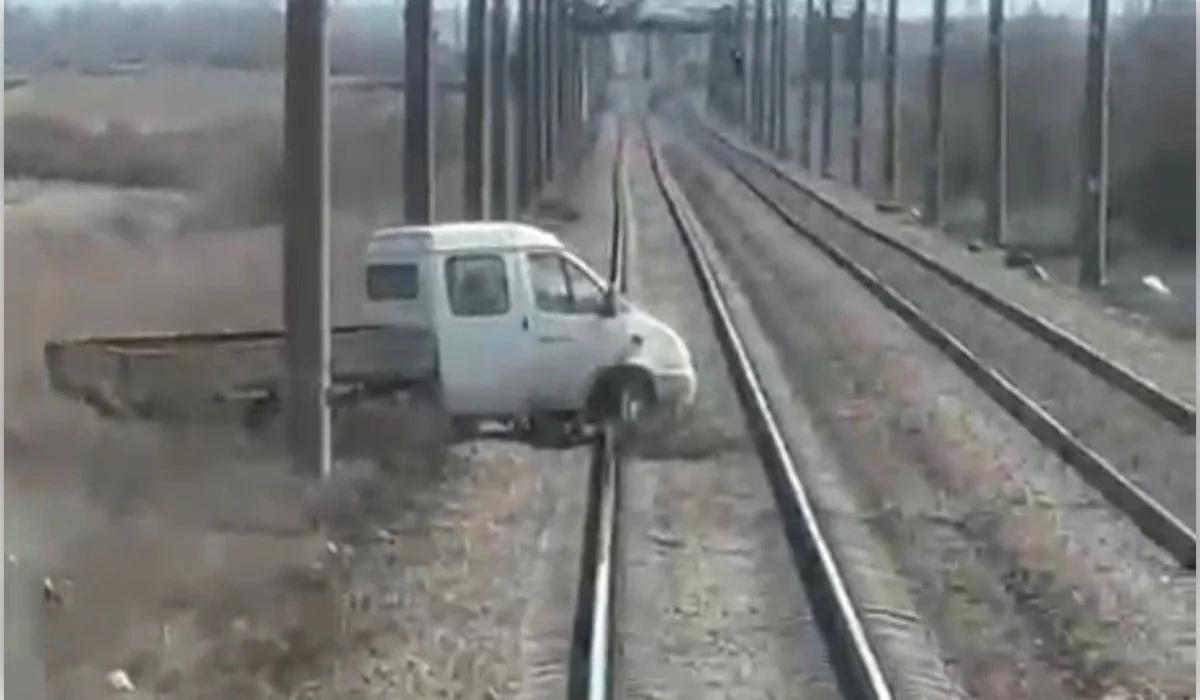 Қарағанды – Астана жолында пойыз «Газель» көлігін соғып кете жаздады