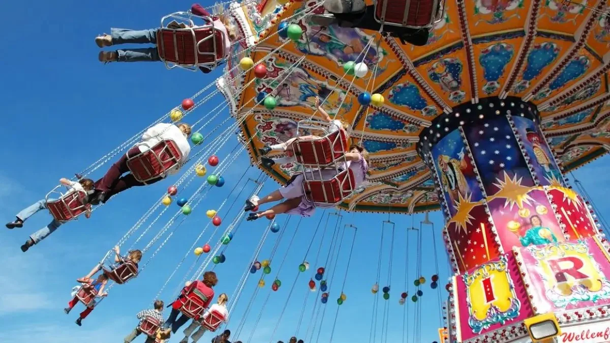 Үндістанда биіктігі 18 метр аттракцион морт сынып, отыз адам жараланды