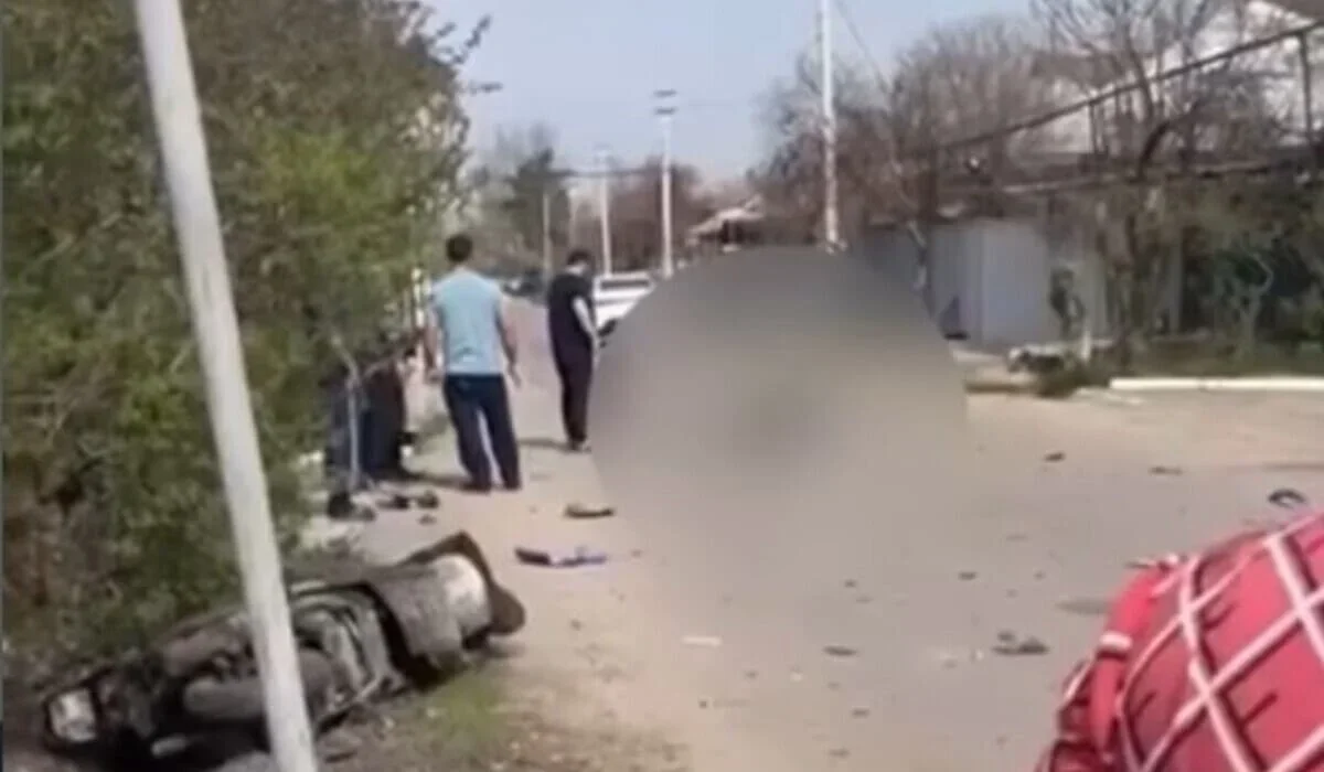 Алматы маңында жеңіл көлік жүргізушісі мопед мінген ер адамды қағып өлтірді (ВИДЕО)