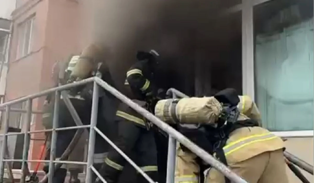 Астанадағы көпқабатты үйлердің біріндегі дүкеннен өрт шықты (ВИДЕО)