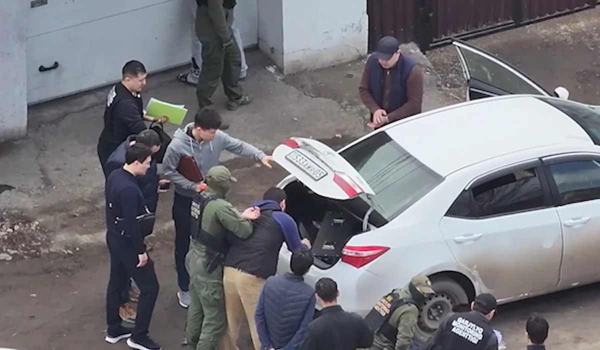 «Beeline», «Halyk Bank» атынан жалған хабарлама таратқан: SMS-бластермен алаяқтық жасаған топ ұсталды