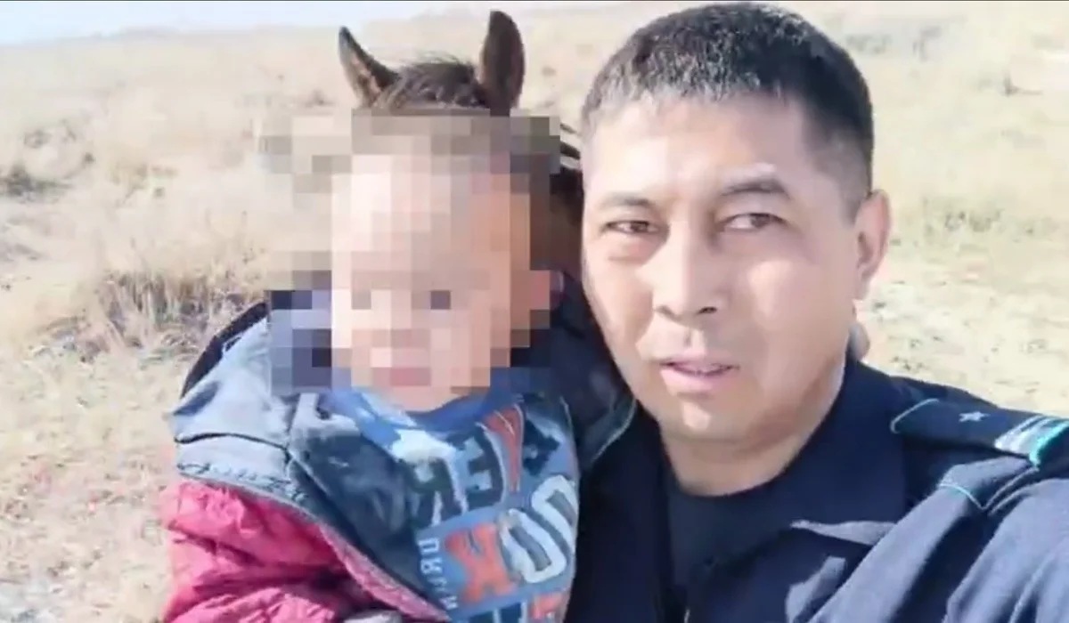 Абай облысында атқа мінген полицей иен даладан 3 жасар баланы тауып алған (ВИДЕО)