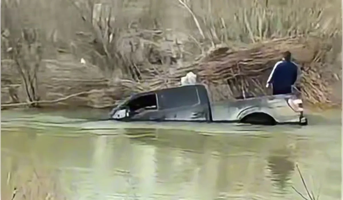 Есіл өзенінде қатты ағыс жеңіл көлікті жүргізушісімен бірге алып кетті (ВИДЕО)