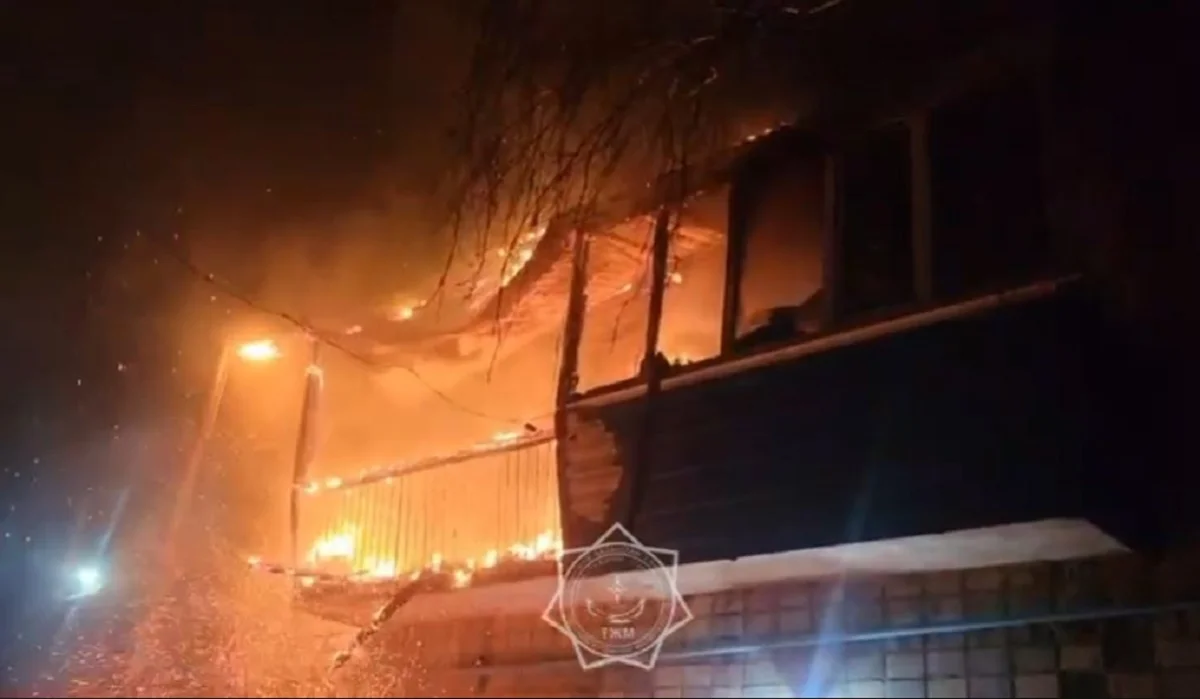 БҚО-да демалыста жүрген құтқарушы ойда-жоқта екі адамды өрттің ортасынан алып шықты (ВИДЕО)