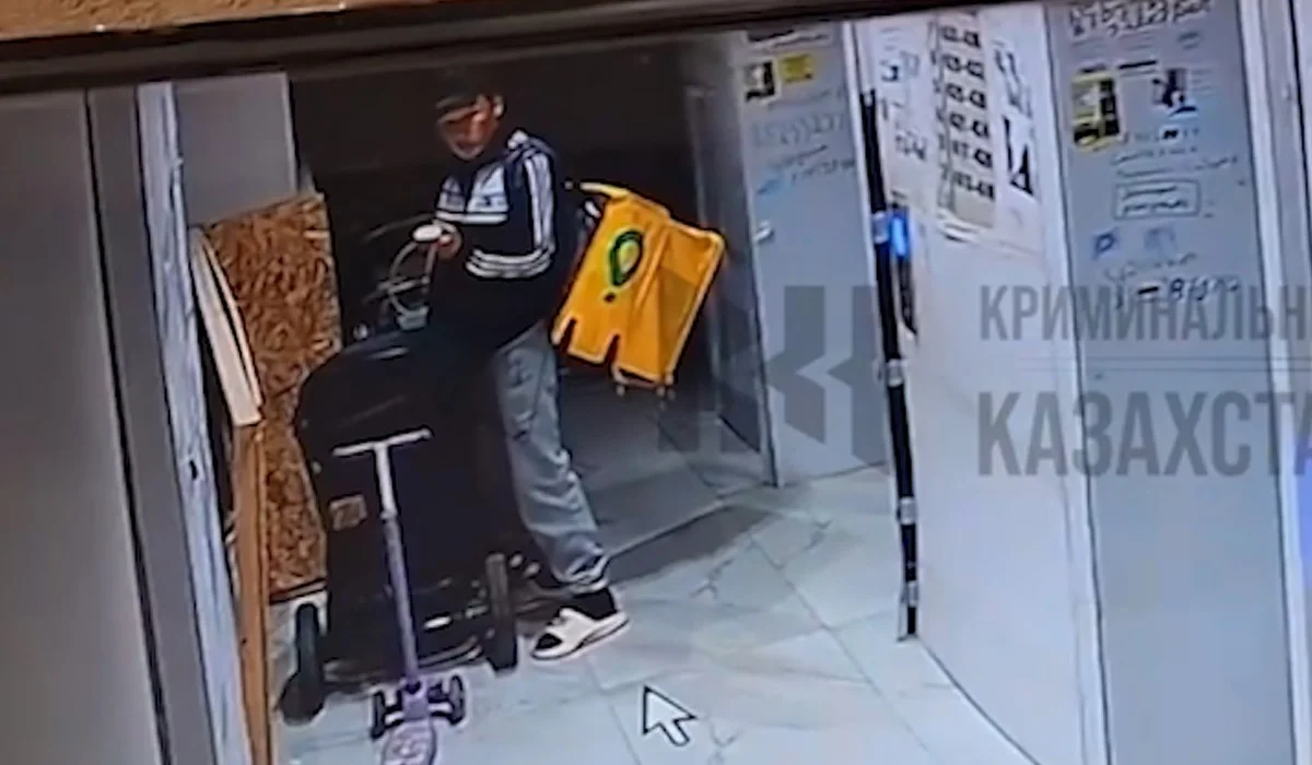 Балалар арбасына дәрет сындырып кеткен: Алматыда курьердің кім екені анықталды (ВИДЕО)