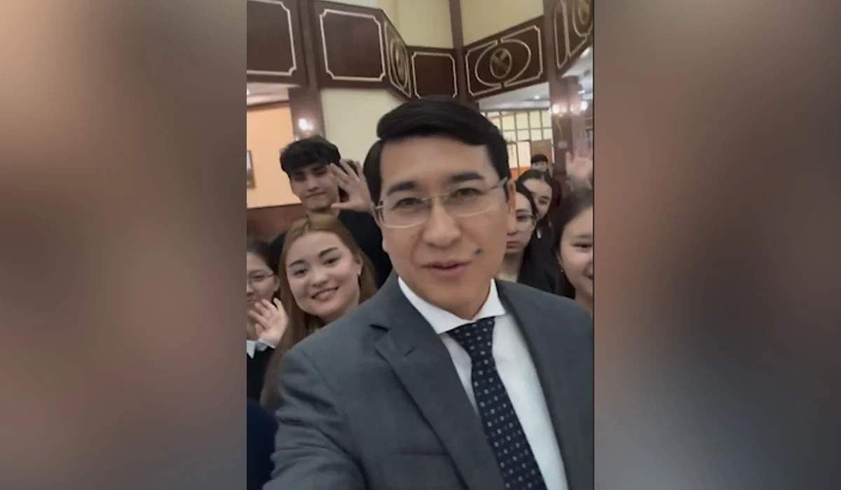 «Мен оқыған мектептің оқушылары»: Асхат Аймағамбетов бір топ ауыл баласына Парламентті көрсетті (ВИДЕО)