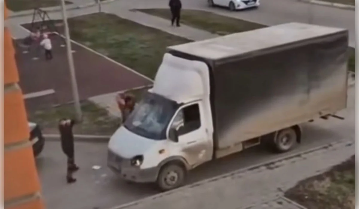 Көліктің терезесін шаққан: Қостанайда құрылыс дүкенінің қызмектерлеріне шабуыл жасалды