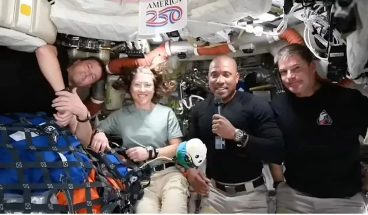 «Артемида» экипажы Жерге оралады: астронавтар ғарыштан баспасөз мәслихатын өткізді