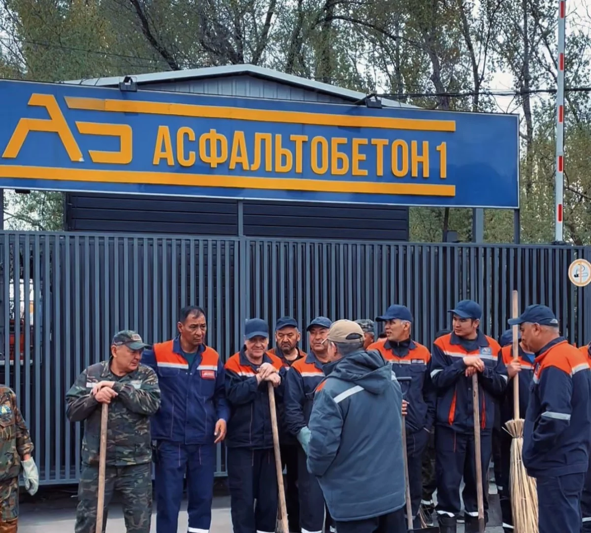 Алматыда кәсіпорын қызметкерлері тазалық жұмыстарына белсенді қатысып жатыр