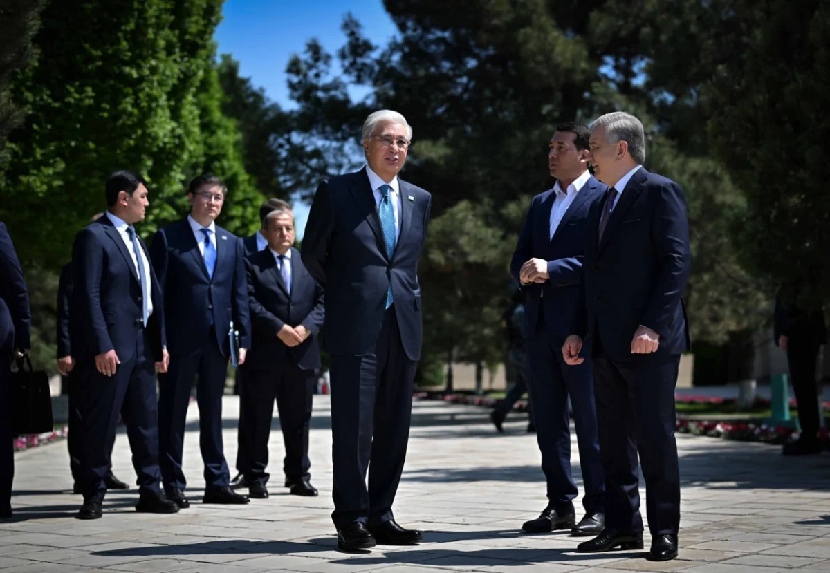 Тоқаев пен Мирзиёев Бахауддин Нақышбанди мемориалдық кешеніне барды