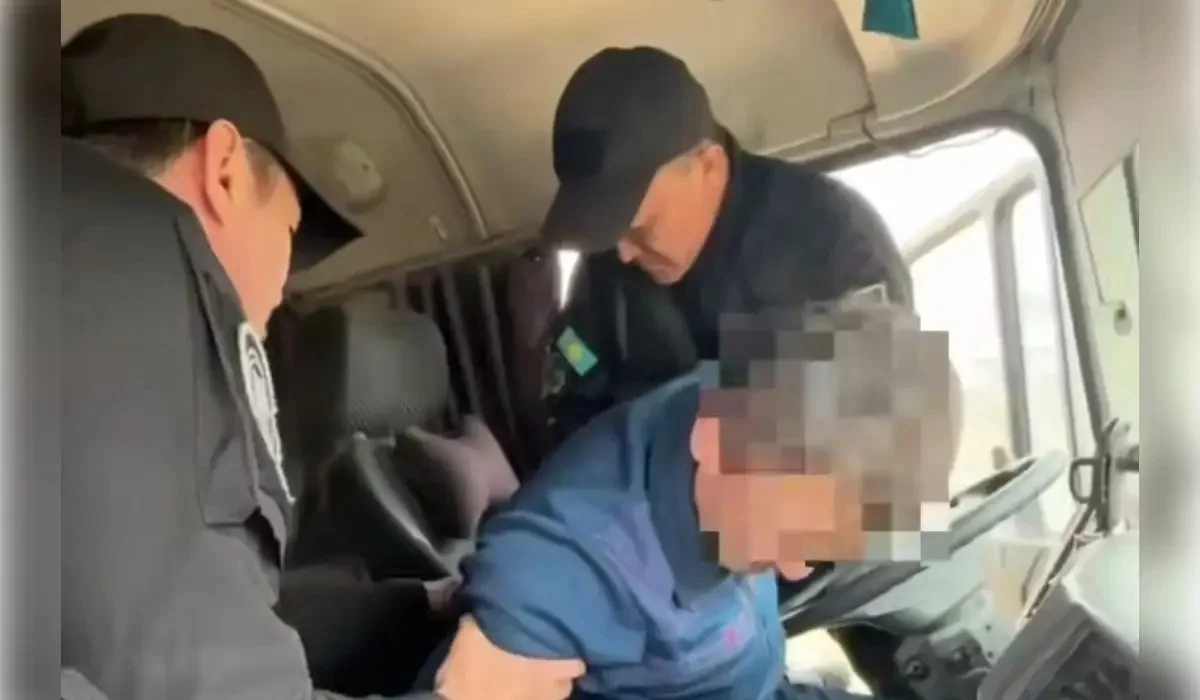 Атырауда тасжолда есінен танып қалған шетелдік жүргізушіні полицейлер құтқарып қалды (ВИДЕО)