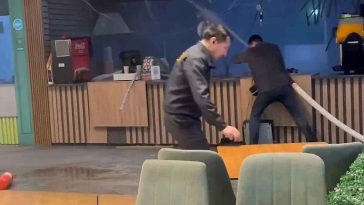 Алматыда тұрғындар сауда орталығын өрттен сақтап қалды (ВИДЕО)