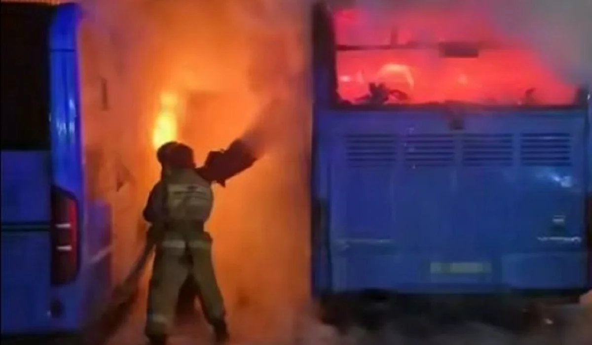 Шахтинскте автобустан шыққан өрт қасында тұрған екі көлікке тарап кетті