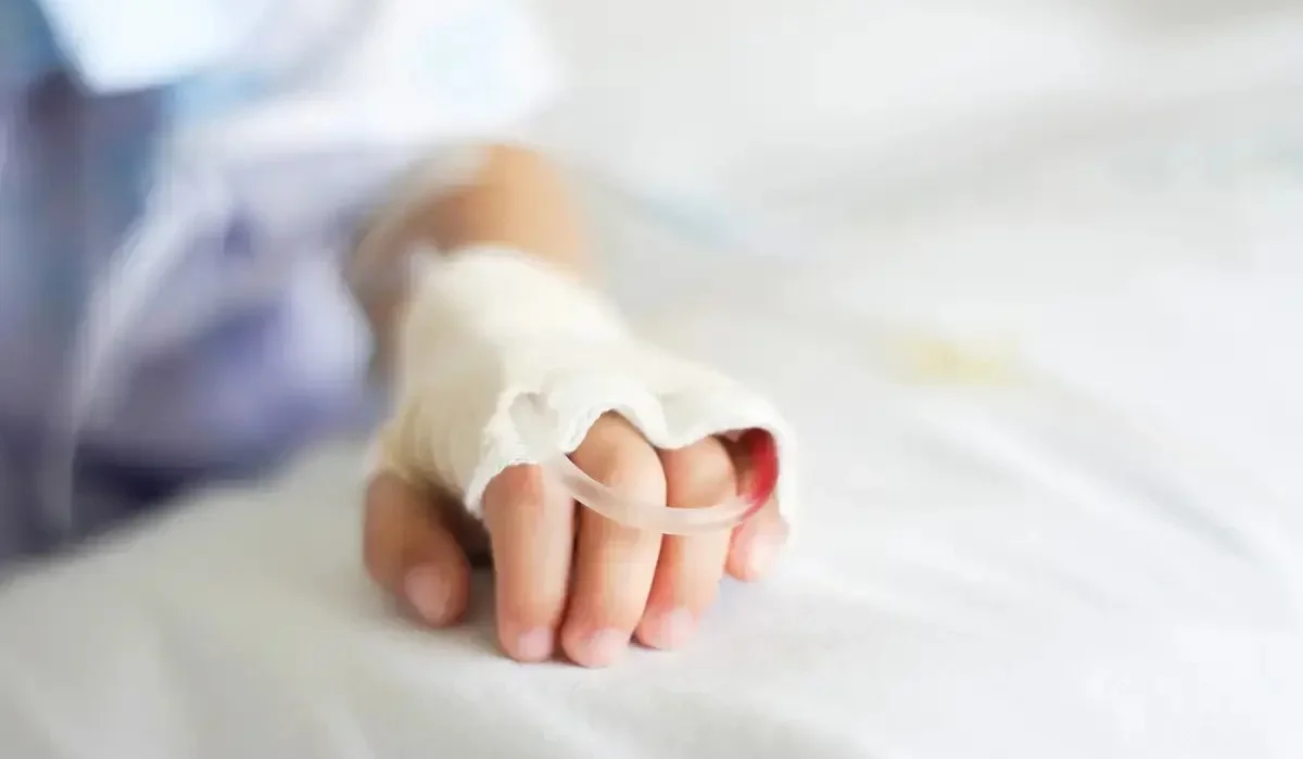 «Ата-анасымен бірге қонаққа барған»: Қарағандыда төрт жасар бүлдіршін 4-қабаттан құлап кетті