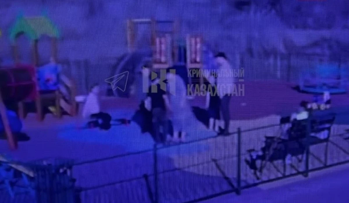 Қарағандыда ер адам балалар алаңында ойнап жүрген жасөспірімді жұлқып құлатты (ВИДЕО)