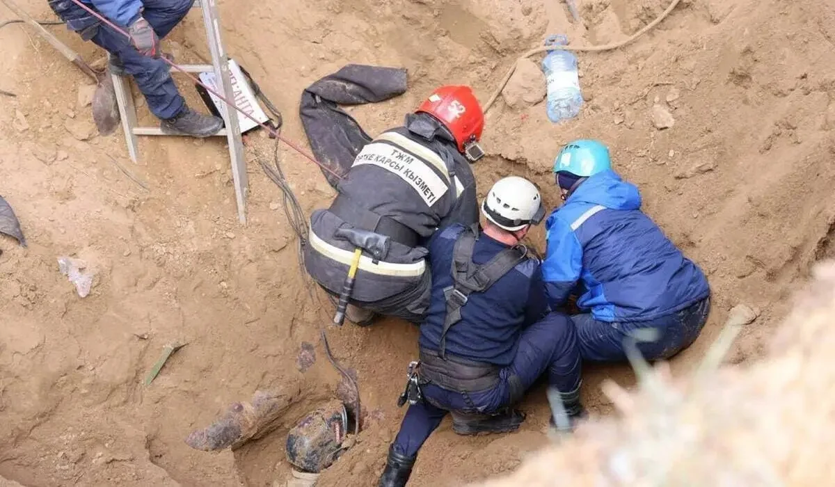 Жұмысшылар тағы да топырақ астында қалып, көз жұмды: Павлодарда үйіндінің астынан екі адамның мәйіті табылды