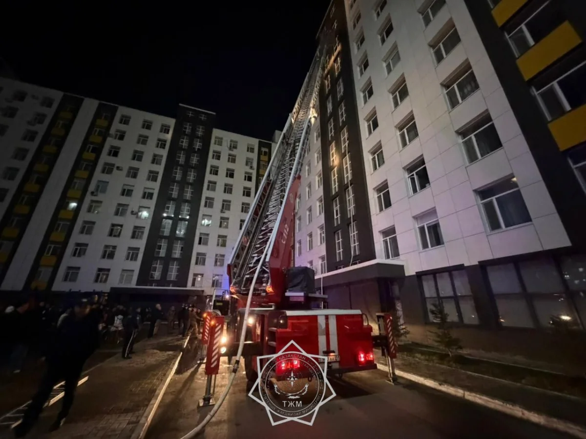 Астанада көпқабатты тұрғын үй өртеніп жатыр (ВИДЕО))