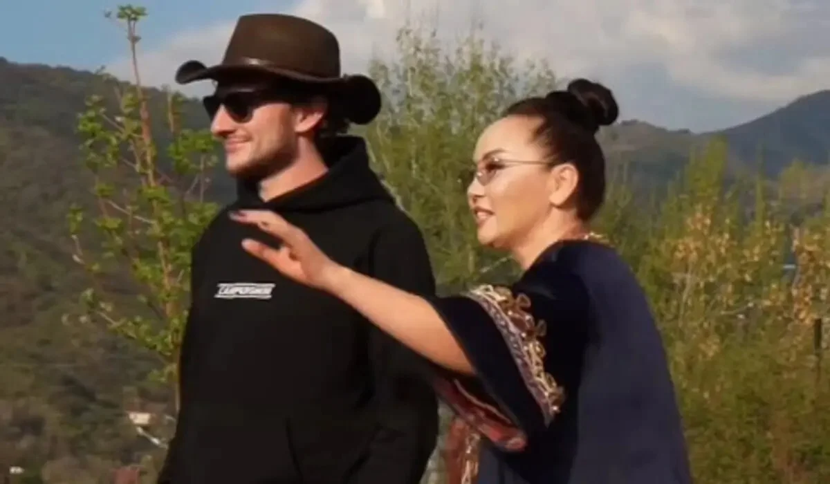 Қазақы қонақжайлық: Тұрсын Алагөзов пен Баян Мақсатқызы танымал шетелдік блогерді шаңырағында қонақ етті (ВИДЕО)