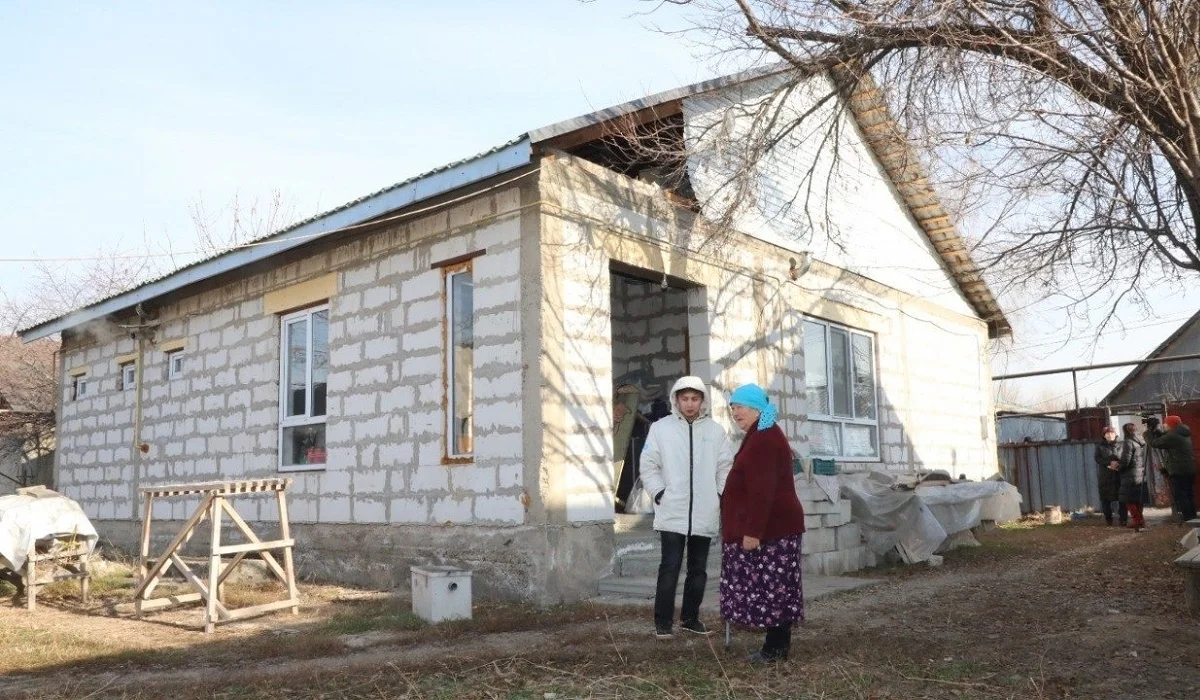 Өрттен кейін баспанасыз қалған: Алматыда жылдар бойы ауыр жағдайда өмір сүрген отбасыға көмек көрсетілді