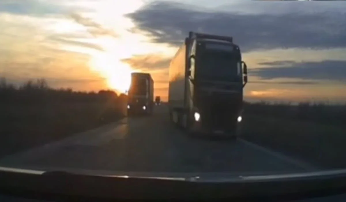 «Періштесі қақты»: Ақтөбеде ер адам жүк көліктерінің ортасынан өтіп, аман қалды (ВИДЕО)