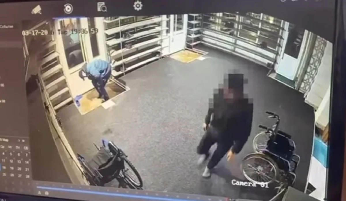 Астанада мешіттен қымбат аяқ киім ұрлап жүрген ер адам видеоға түсіп қалды