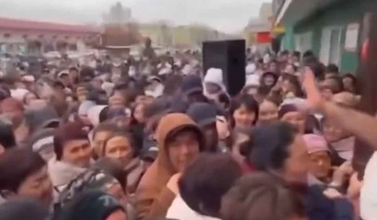 «Башпайдың» иесі бес күнге қамалды: Өскемен тұрғындары тегін аяқ киім үшін бір-бірін таптап кеткен (ВИДЕО)