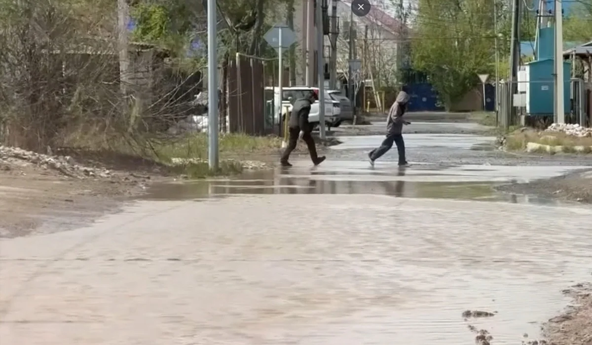 «Әкімдік сылтау айтып, үш техниканы ғана шығарған»: нөсерден кейін Атырау көшелерін су басып, халық әбігерге түсті (ВИДЕО)