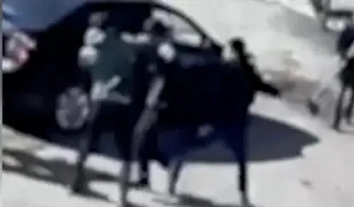 Астанада бозбала көлігімен мектеп аумағына кіріп, өзге оқушылармен төбелескен (ВИДЕО)