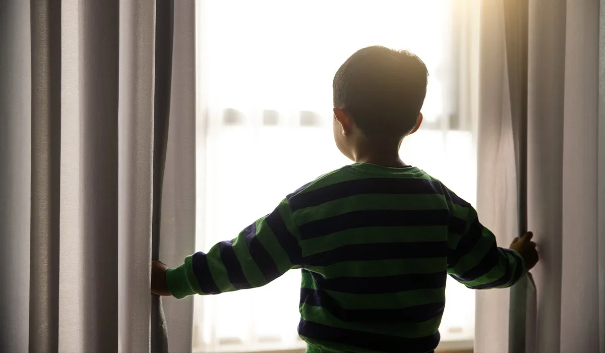 Оралда екі бала терезеден құлап кетті