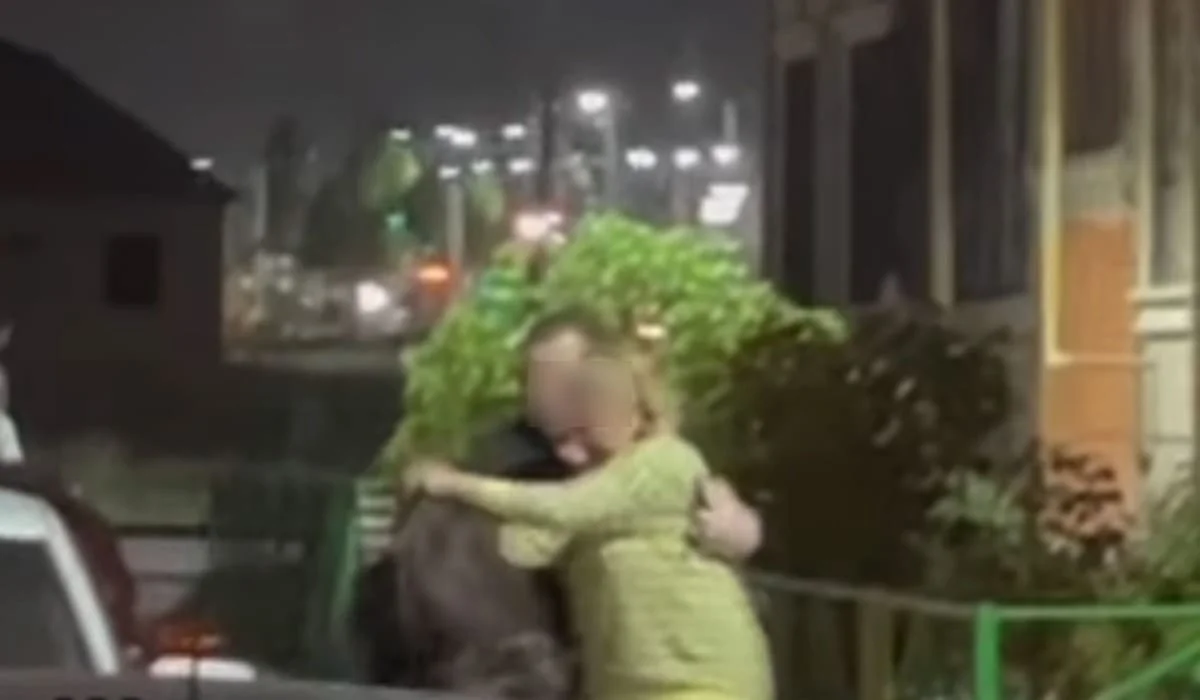 Шымкентте әйел адам жүкті келіншекті баласының көзінше аяусыз ұрып-соқты (ВИДЕО)