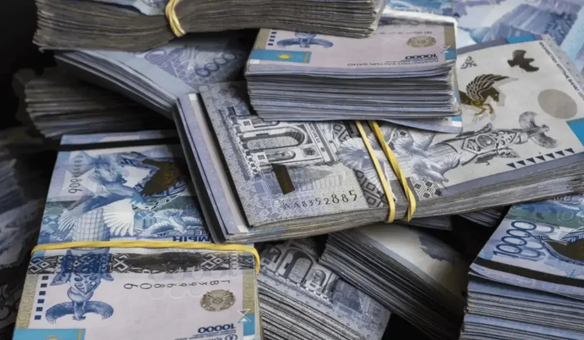 Ұлытау облысында адвокат лауазымды қызметкерлерге пара беремін деп клиентінен 31 млн теңге алған