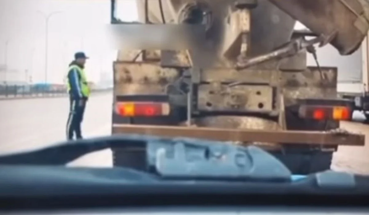 Астанада жүк көлігінің жүргізушісі мас күйде рульге отырып, қала ішінде емін-еркін жүрген (ВИДЕО)