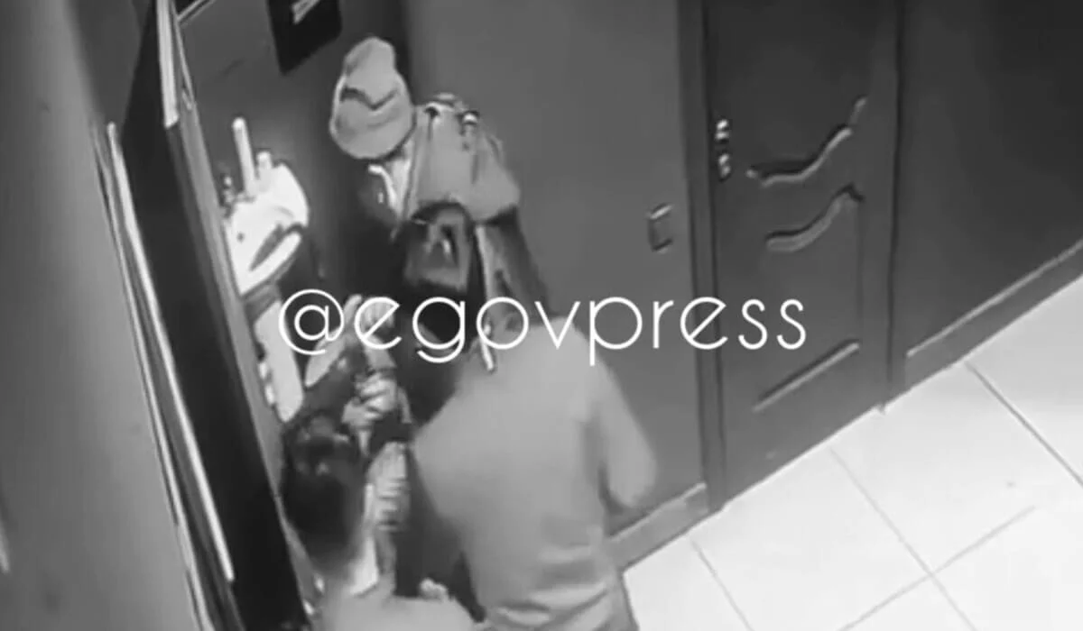 Оралда дәмхананың дәретханасына бірге кіріп, есікті іштен жауып алған екі жігіттің не істегенін полиция анықтайды (ВИДЕО)