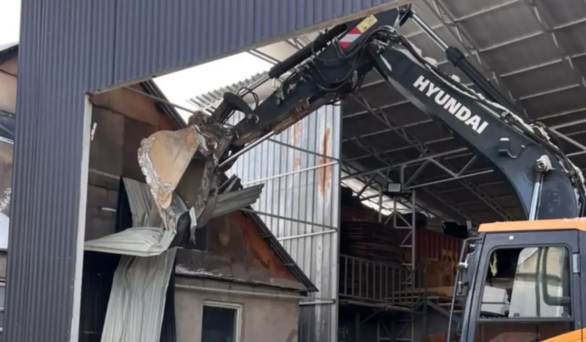 Алматыда ескі үйлерді жаппай сүру жұмыстары басталды