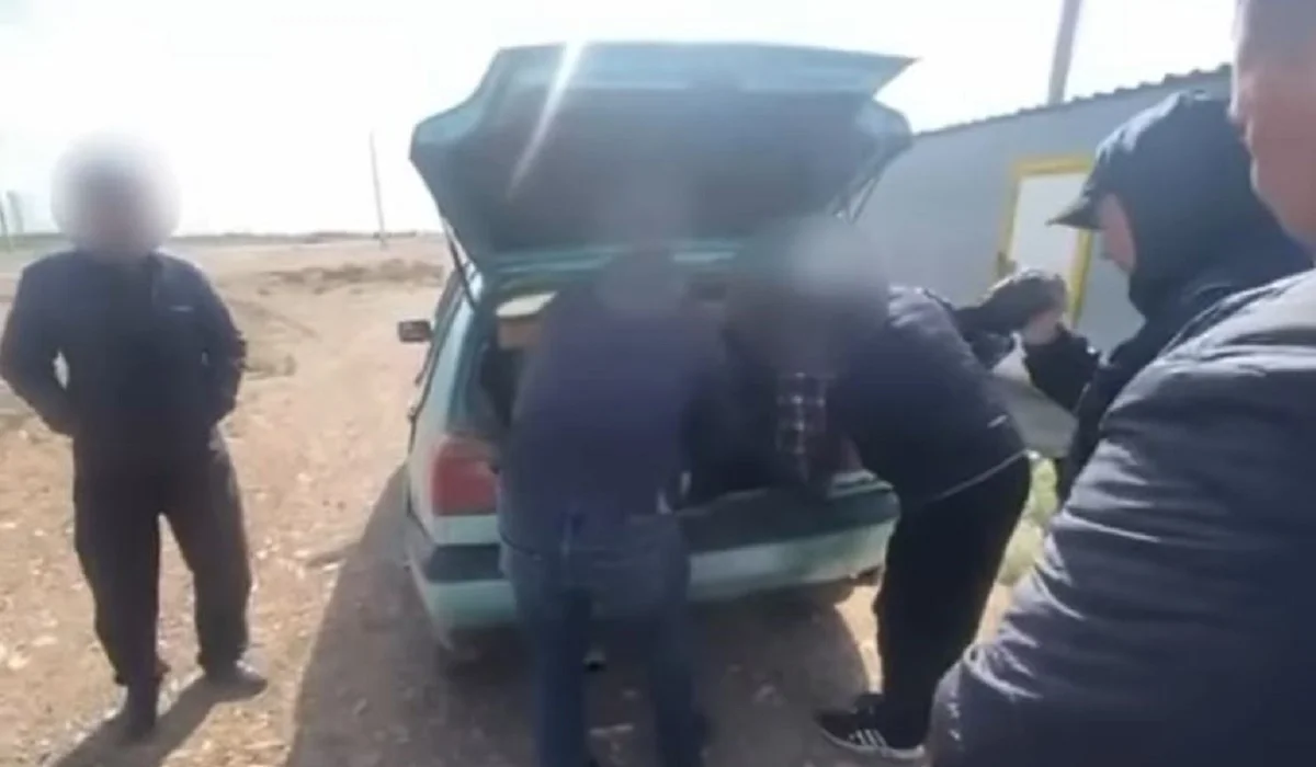 Жамбыл облысында 55 жастағы ер адамның көлігінен 9 келі есірткі табылды (ВИДЕО)