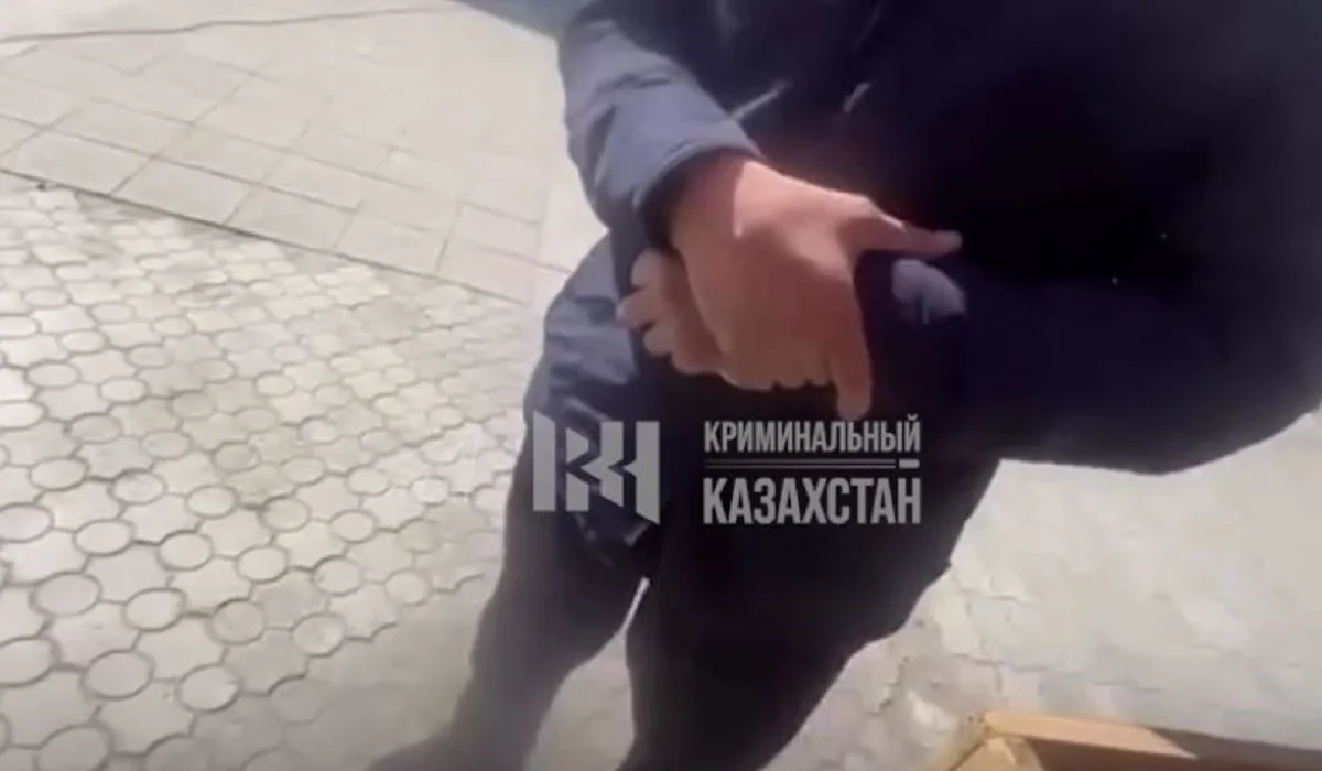 «Сені зорлағым келеді»: Семейде мас ер адам жасөспірім қыздарға қырындаған (ВИДЕО)