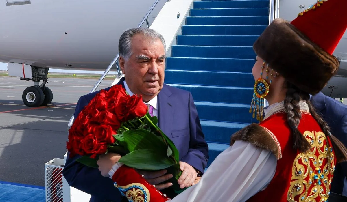 Тәжікстан президенті Астанаға келді