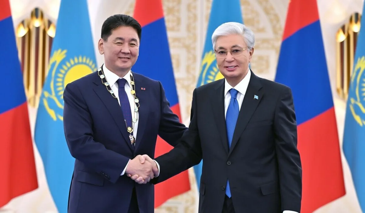 Тоқаев Моңғолия президентінің мойнына Қазақстанның ең жоғары мемлекеттік орденін тақты (ВИДЕО)