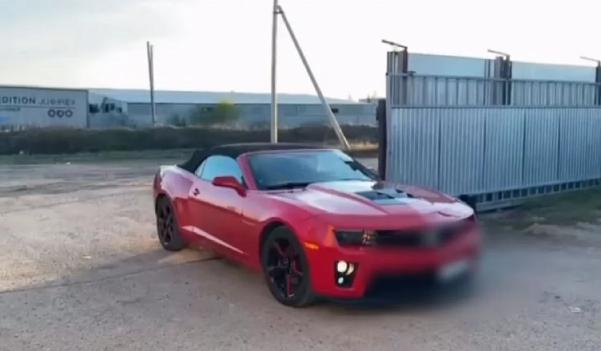 Ақтөбеде екі жүргізуші бір-бірімен жарысамын деп қымбат көліктерінен айырылды (ВИДЕО)