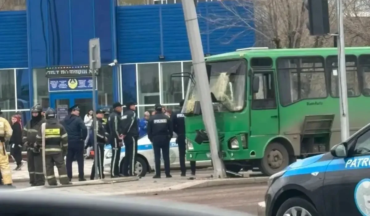 Теміртауда жолаушылар автобусы бағдаршамға соғылып, төрт адам жараланды (ВИДЕО)