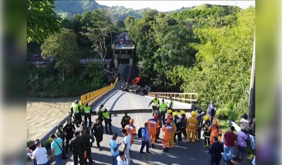 Жаңа көпір салтанатты ашылу сәтінде опырылып түскен: оның үстінде тұрған әкім өзенге құлап кетті (ВИДЕО)
